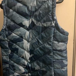 Women’s North face vest yo can wear this vest in the fall or winter!!